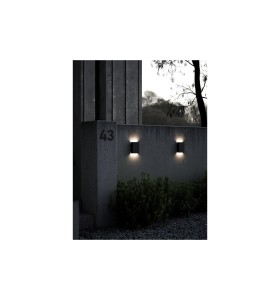 Lampa Ścienna Nordlux LED Aluminium Czarny zamontowana na zewnętrznej ścianie domu.