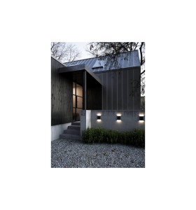 Lampa Ścienna Nordlux LED Aluminium Czarny zamontowana na fasadzie nowoczesnego domu.
