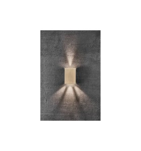 Lampa Ścienna Nordlux LED Mosiądz zamontowana na ścianie betonowej.