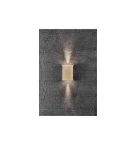 Lampa Ścienna Nordlux LED Mosiądz na tle szarej ściany.