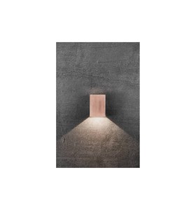 Lampa Ścienna Nordlux LED Miedź na betonowej ścianie.