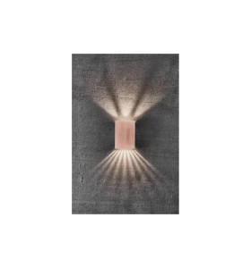 Lampa Ścienna Nordlux LED Miedź na tle betonowej ściany.