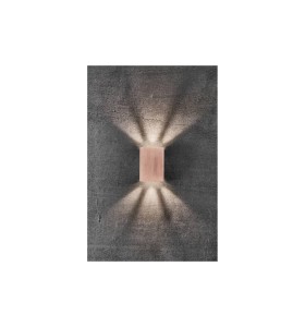 Lampa Ścienna Nordlux LED Miedź na betonowej ścianie.
