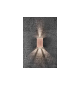 Lampa Ścienna Nordlux LED Miedź zamontowana na betonowej ścianie, świecąca w górę i w dół.