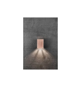 Lampa Ścienna Nordlux LED Miedź Miedź oświetlająca ciemną ścianę.