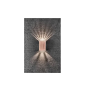 Lampa Ścienna Nordlux LED Miedź na betonowej ścianie.