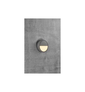 Lampa sufitowa Plafon okrągły SMARTLIGHT NORDLUX 1x9,5W LED Szary Aluminium na tle betonowej ściany.