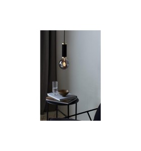 Lampa Wisząca Nordlux E27 40W Metal Czarny/Mosiądz nad stolikiem z książkami.