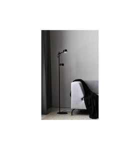 Lampa Podłogowa Nordlux LED Metal Czarny obok szarej kanapy.