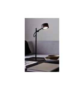 Czarna metalowa lampa stołowa Nordlux LED na biurku.