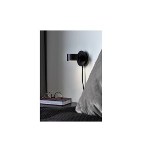 Lampa ścienna Kinkiet Nordlux LED Metal Czarny nad stolikiem nocnym.