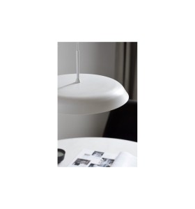 Lampa Wisząca Nordlux LED Metal Biały nad stołem.