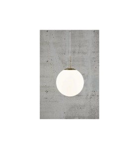 Lampa Wisząca Nordlux E27 25W Mosiądz na tle betonowej ściany.
