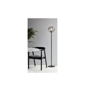 Lampa Podłogowa Nordlux E27 25W Metal Czarny obok czarnego krzesła w salonie.
