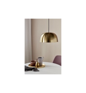 Lampa Wisząca Nordlux E27 60W Metal Mosiądz nad stołem w jadalni.