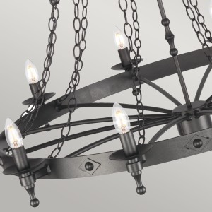 Lampa wisząca/żyrandol Warwick Elstead Lighting w kolorze grafitowym z łańcuchami i żarówkami świeczkowymi.
