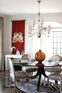 Żyrandol Sussex Elstead Lighting w eleganckiej jadalni.