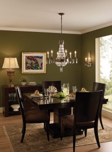 Lampa wisząca/żyrandol Bellini Elstead Lighting w eleganckiej jadalni.