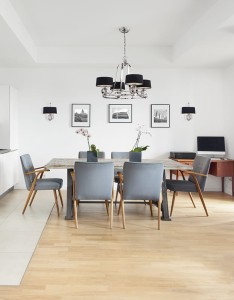 Lampa wisząca żyrandol Uptown Gotham Elstead Lighting w nowoczesnej jadalni.