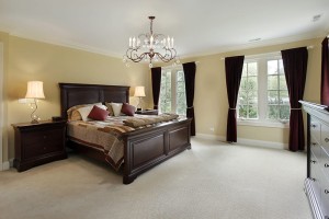 Lampa wisząca/żyrandol Lily Elstead Lighting 8x60W E14 Metal Brązowy w eleganckiej sypialni.