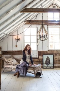 Lampa wisząca/żyrandol Middlefield Elstead Lighting w rustykalnym wnętrzu.