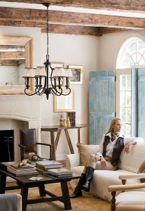 Lampa wisząca/żyrandol Plymouth Elstead Lighting w stylowym salonie.