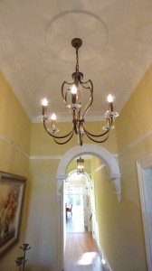 Lampa wisząca/żyrandol Pimlico Elstead Lighting 6x60W E14 Mosiądz Brązowy w eleganckim wnętrzu.