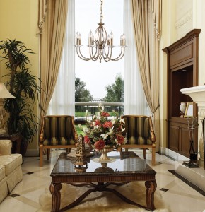 Żyrandol Aegean Elstead Lighting 8x60W E14 w eleganckim salonie.