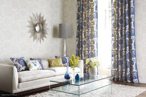 Lampa stojąca Ascent Elstead Lighting obok sofy w salonie.