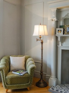 Lampa stojąca Gibson Elstead Lighting 1x60W E27 Stal Brązowy w eleganckim wnętrzu.