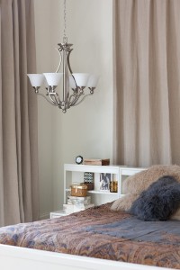 Lampa wisząca/żyrandol Bolla Elstead Lighting 5x60W E27 Stal Srebrny w stylowej sypialni.