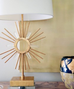 Lampa stojąca Sun King Elstead Lighting 1x100W E27 Stal Złoty na stole obok wazonu