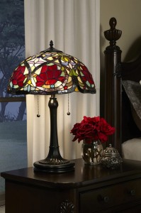 Lampa stojąca Larissa Elstead Lighting 2x60W E27 Metal Wielokolorowy na szafce nocnej.