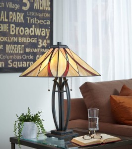 Lampa stojąca Asheville Elstead Lighting 2x60W E27 Metal Wielokolorowy na stoliku w salonie.