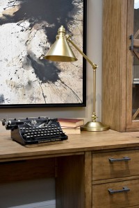 Lampa stojąca Provence Elstead Lighting 1x60W E27 Stal Mosiądz na drewnianym biurku obok maszyny do pisania.