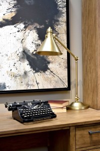 Lampa stojąca Provence Elstead Lighting 1x60W E27 Stal Mosiądz na biurku z maszyną do pisania.