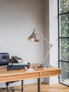 Lampa stojąca Provence Elstead Lighting 1x60W E27 Stal Chrom na biurku.