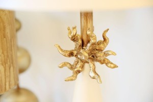 Lampa stojąca Neo Elstead Lighting 1x60W E27 Stal Biały z dekoracyjnym złotym ornamentem.