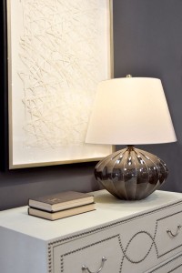 Lampa stojąca Rib Pumpkin Elstead Lighting 1x60W E27 Porcelana Wielokolorowy na stoliku z książkami.