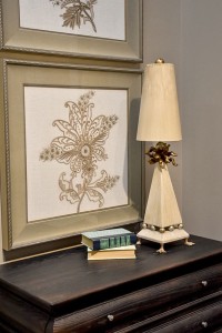 Lampa stojąca Leda Elstead Lighting na komodzie.