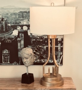 Lampa stojąca Lemuria Elstead Lighting E27 Stal Złoty na drewnianym stole.