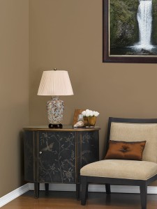 Lampa stojąca Gold Birds Elstead Lighting Onex60W E27 Porcelana Wielokolorowy na stylowym stoliku obok fotela.