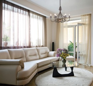 Lampa wisząca Windermere Elstead Lighting z sześcioma żarówkami w salonie.