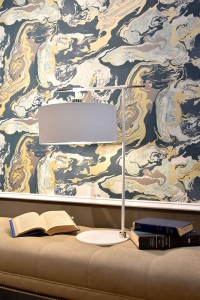 Lampa stojąca Balance Elstead Lighting na tle kolorowej tapety.