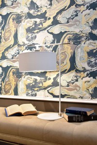 Lampa stojąca Balance Elstead Lighting 1x60W E27 Stal Biały na tle kolorowej tapety z książkami na stoliku.