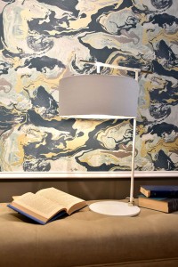 Lampa stojąca Balance Elstead Lighting 1x60W E27 Stal Biały w nowoczesnej aranżacji wnętrza.