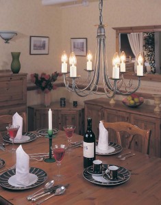 Lampa wisząca żyrandol Minster Elstead Lighting 6x60W E14 stal mosiądz nad stołem jadalnym.