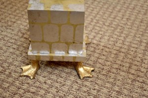 Lampa stojąca Pompadour X Elstead Lighting 1x60W E27 Stal Wielokolorowy z podstawą w kształcie złotych łap.