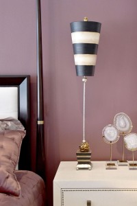 Lampa stojąca Peony Elstead Lighting wielokolorowa na szafce nocnej