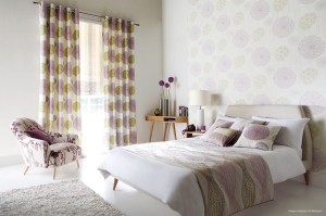 Lampa stojąca Ripple Elstead Lighting 1x60W E27 Porcelana Biały w nowoczesnej sypialni.